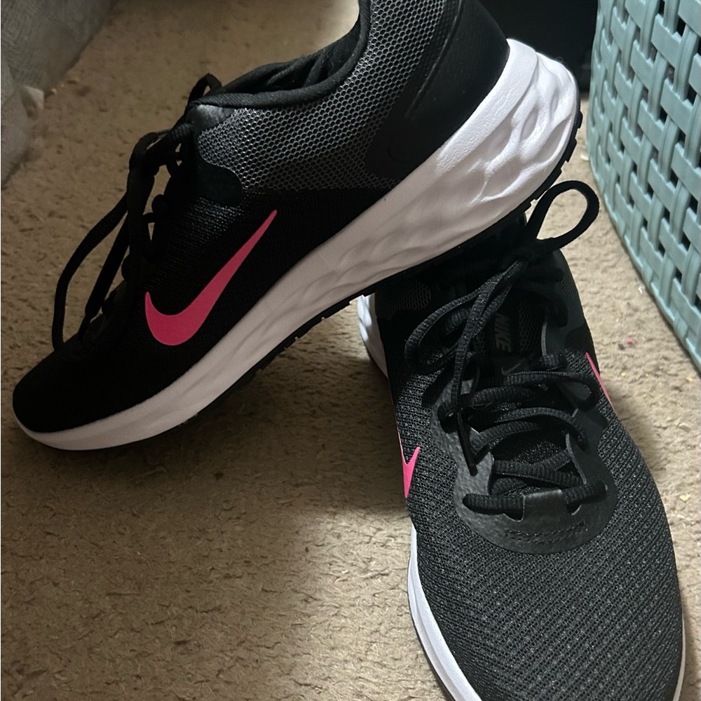 Nike Women's Black and Pink Athletic Shoes